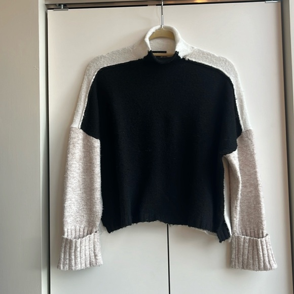 Aqua color block sweater - M - Picture 1 of 3